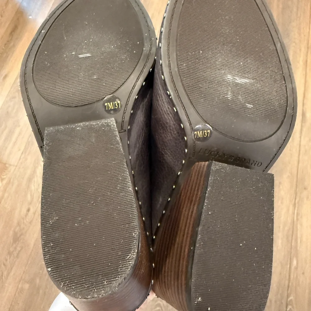 Lucky Brand Dark Gray graphite Leather Ankle Booties nail stud trim sz 7 slip on